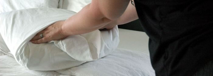COMO-LAVAR-UNA-ALMOHADA-DE-PLUMAS-3