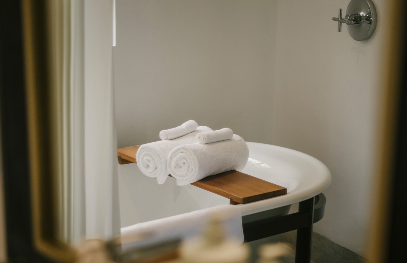 toallas Zero Twist y Bliss de algodón en baño de Hotel Matilda — sensación envolvente y gramaje hotelero de alto confort