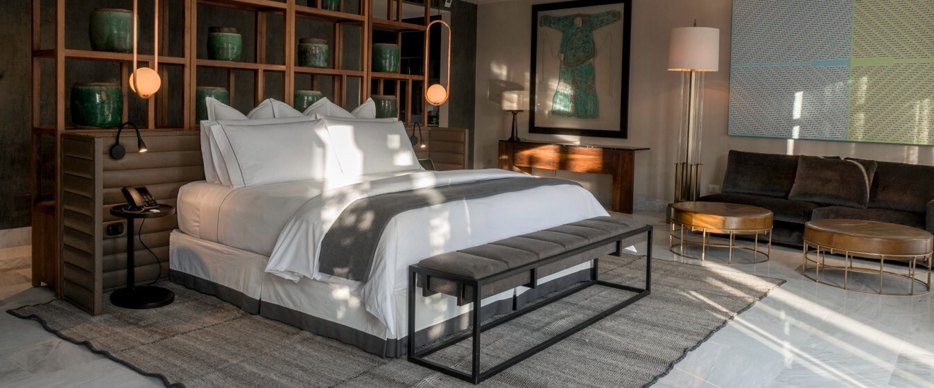 cama de hotel boutique tendida en blanco con sábanas percal, duvet cover y almohadas Duo A — textiles naturales Hotel Matilda San Miguel de Allende