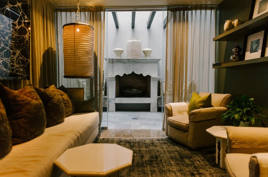 habitación de Hotel Matilda en San Miguel de Allende con cama abierta, iluminación tenue y ambiente de descanso preparado para el huésped