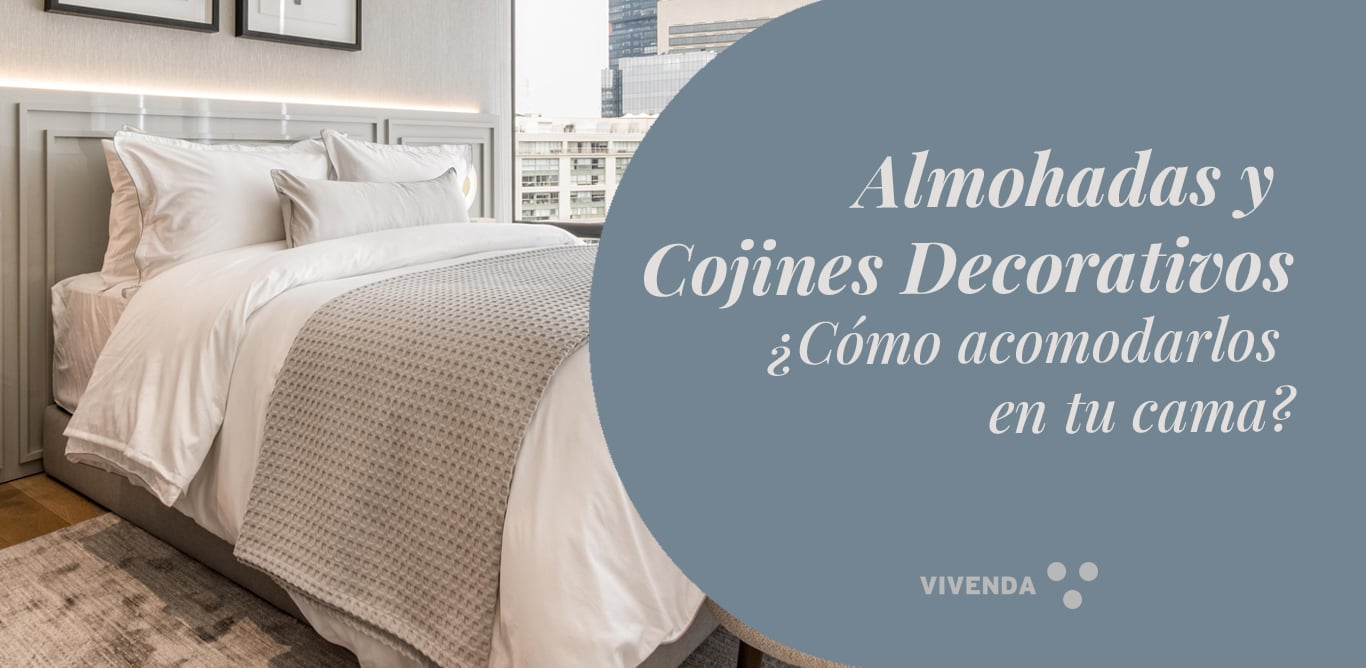Cama con almohadas, euros y cojines acomodados en capas según tamaño, estilo editorial Vivenda
