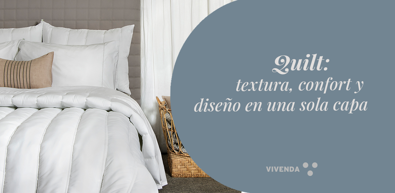 Vista superior de una cama con quilt Vivenda color neutro, con textura acolchada, rodeada de cojines suaves y luz natural.