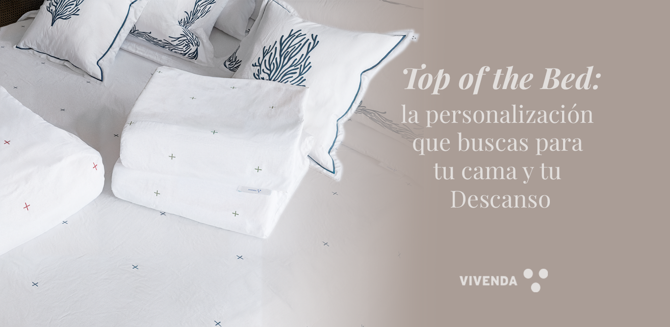 Cama vestida con coverlet de algodón, frazada ligera y cojines decorativos, mostrando la categoría Top of the Bed de Vivenda