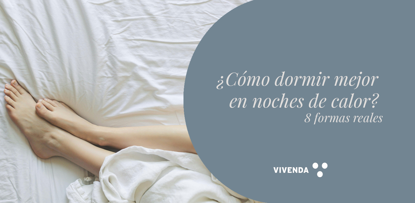 piernas sobre cama con sábanas blancas y banner sobre cómo dormir mejor en noches cálidas y mejorar el descanso