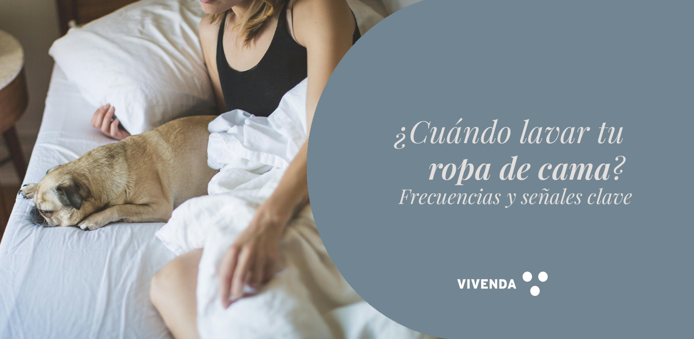 mujer sentada en cama con sábanas blancas de algodón junto a un perro pug y texto sobre cuándo lavar la ropa de cama
