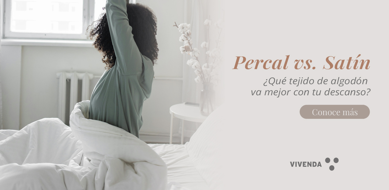 mujer estirándose sobre cama con ropa de cama blanca y banner sobre diferencias entre percal y satín para el descanso