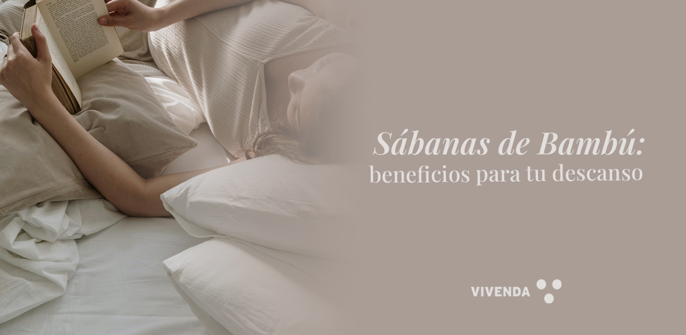 persona recostada leyendo sobre cama con sábanas claras y banner sobre beneficios de las sábanas de bambú para el descanso