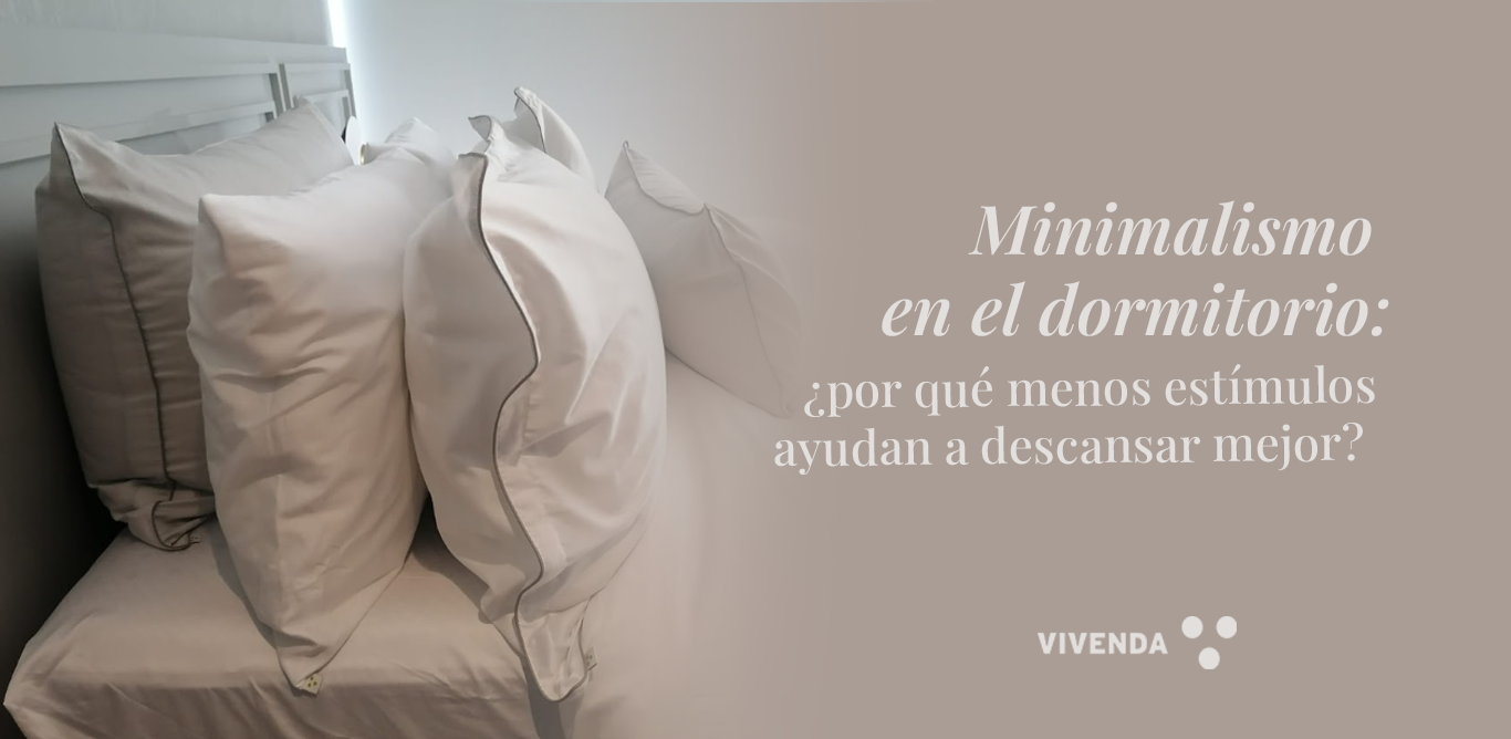 distintas almohadas de perfil en un ambiente luminoso y minimalista