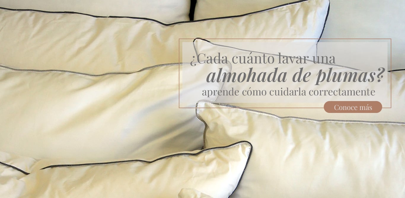 almohada suave con volumen natural en ropa de cama