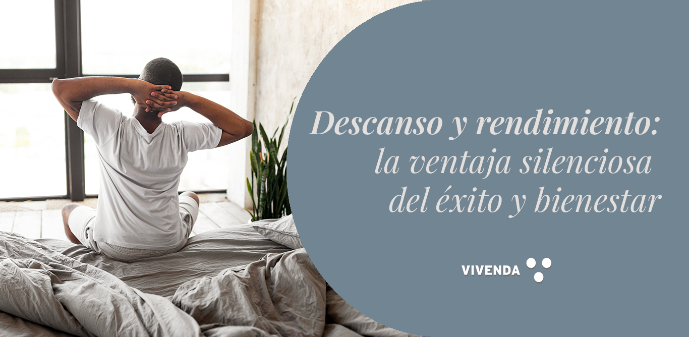 Persona en dormitorio sereno con textiles naturales, sentada en pausa consciente, representando recuperación y descanso estratégico.