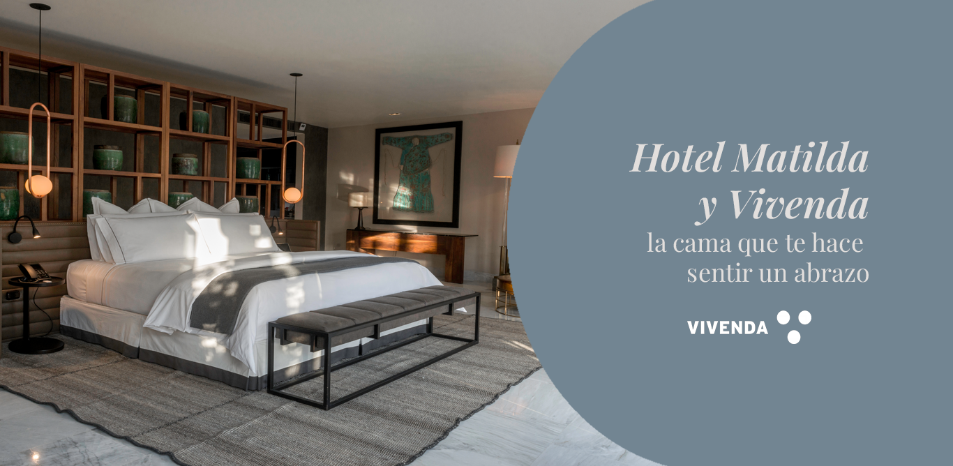 cama de hotel boutique tendida en blanco con sábanas percal, duvet cover y almohadas Duo A — textiles naturales Hotel Matilda San Miguel de Allende