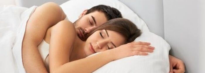 Dormir en pareja, ¿cómo debe ser para descansar bien?