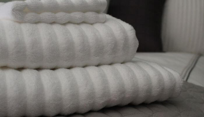 Tollas blancas vrs toallas de color: ¿Cuál es la mejor para mi hospedaje?